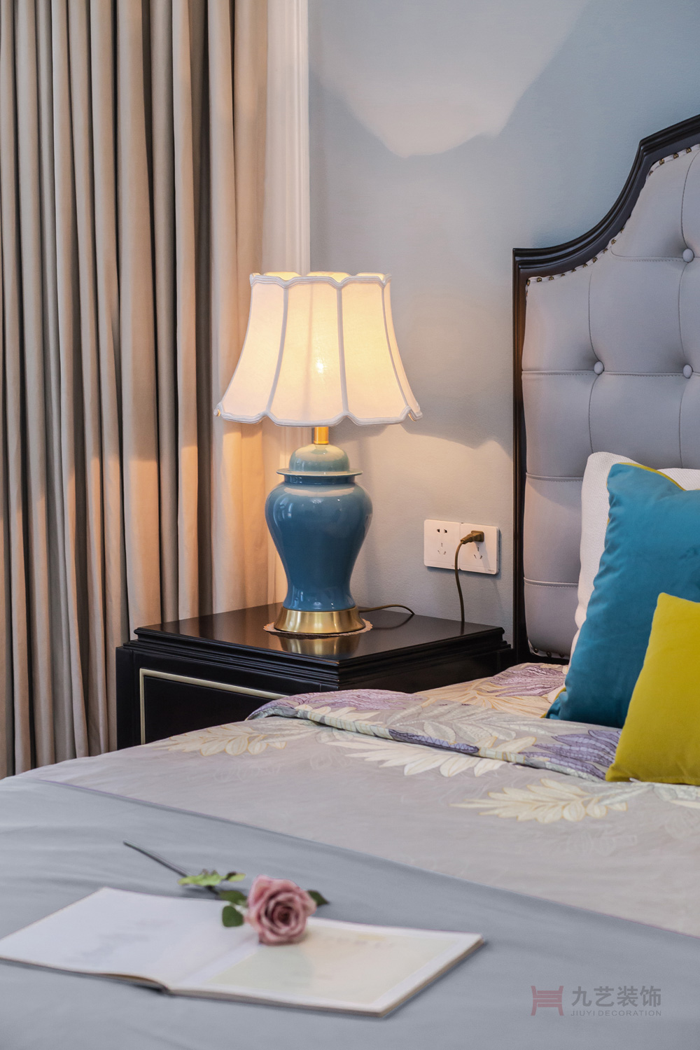 典雅台灯与床头靠枕相呼应
