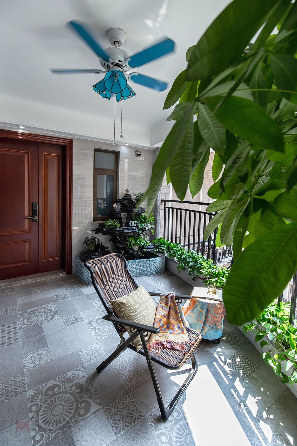 披肩、抱枕和小烛台营造休闲气氛