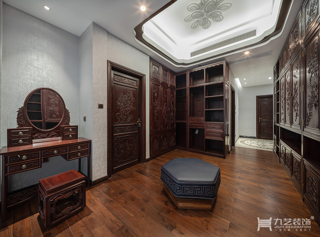 主卧衣帽间的雕花家具间带来轻奢感觉