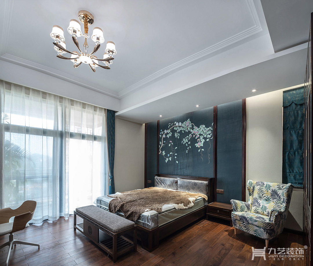 高雅蓝色点缀在床后作为背景色