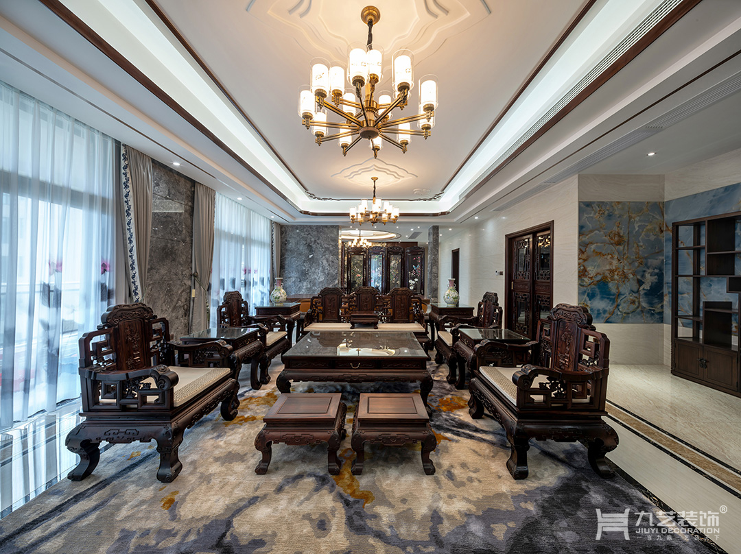 明亮的浅色调与厚重的咖啡色