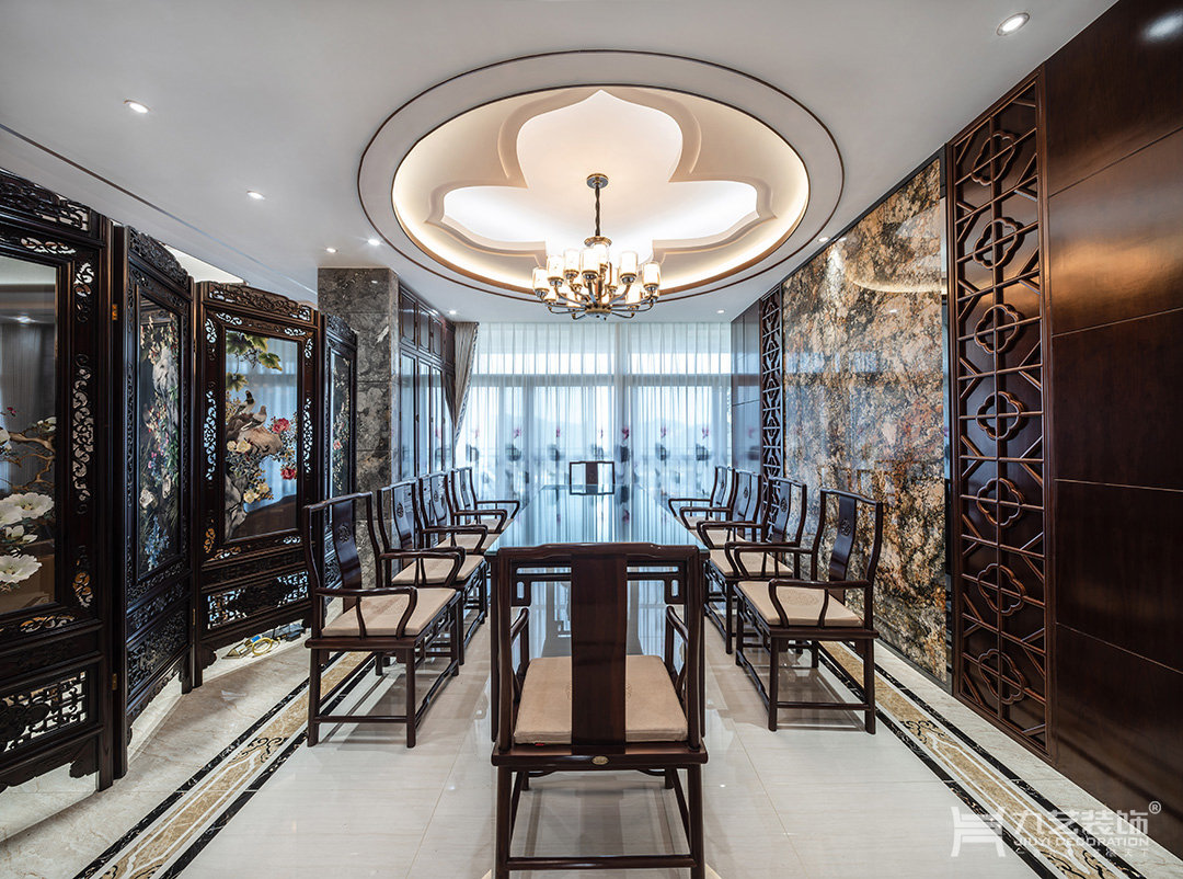 颇有气势的花鸟屏风作为餐厅的隔断