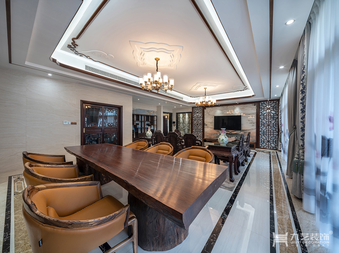 厚重实木餐桌椅带来沉稳的感觉