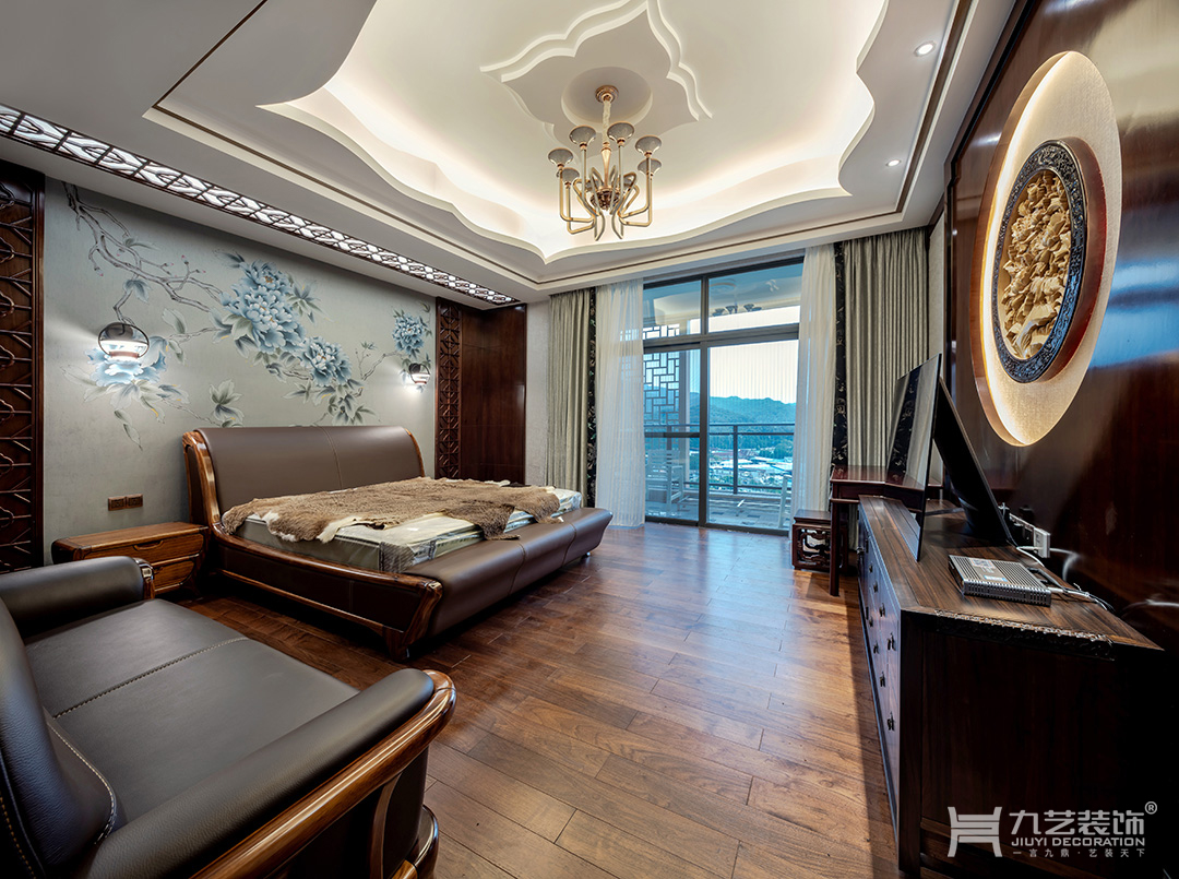 主卧用了奢华的皮床与皮草