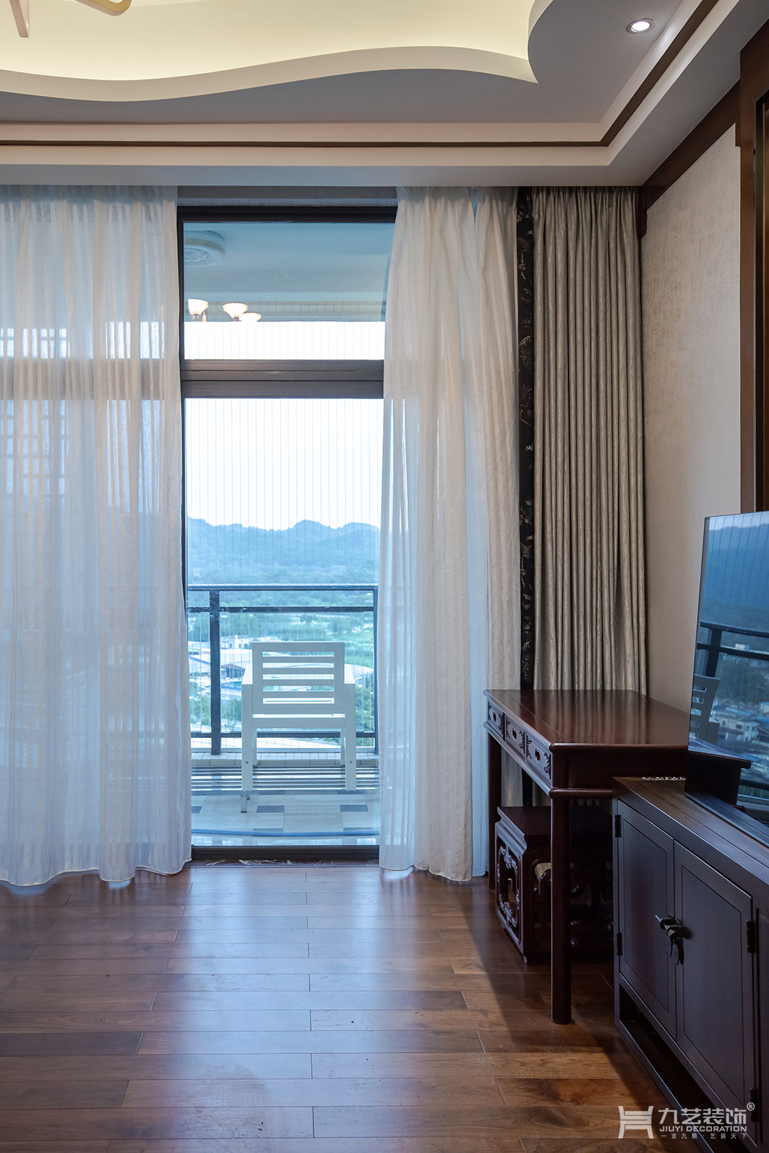 搭配了白色窗帘