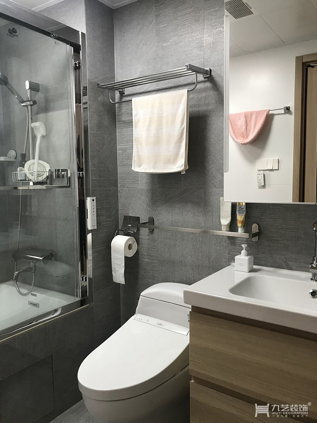 卫浴产品线条简洁