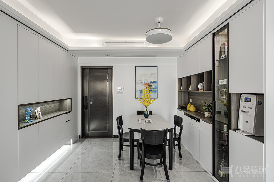 餐边柜中部为开放式