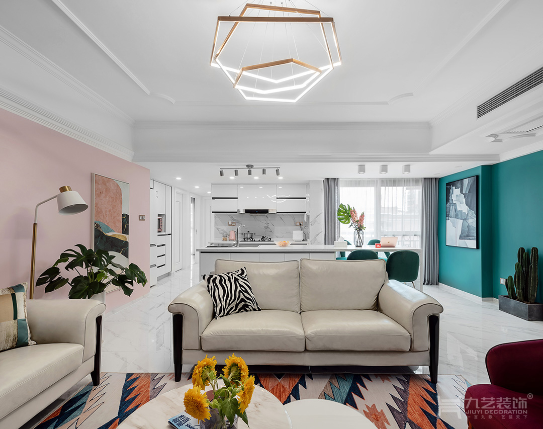 米色真皮沙发与斑纹抱枕带来轻奢感