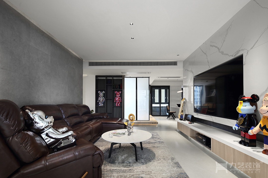 色彩以黑白灰为主