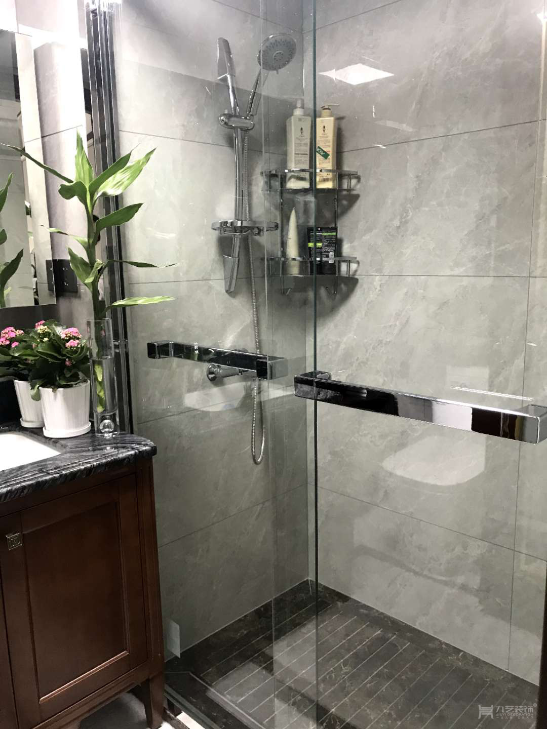 灰砖与棕色实木舆洗柜搭配