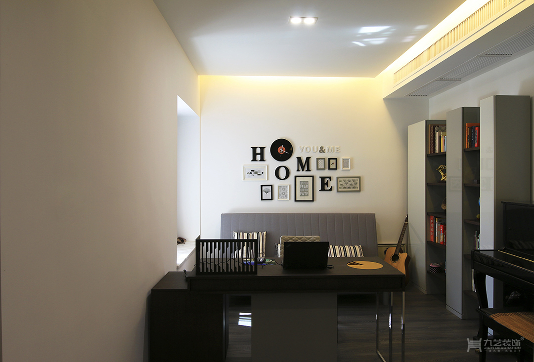 灰加黑色的配色设计