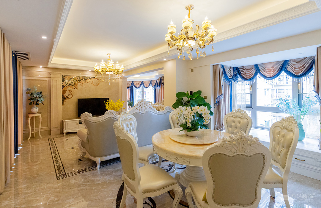 客厅和餐厅以沙发作为自然分隔