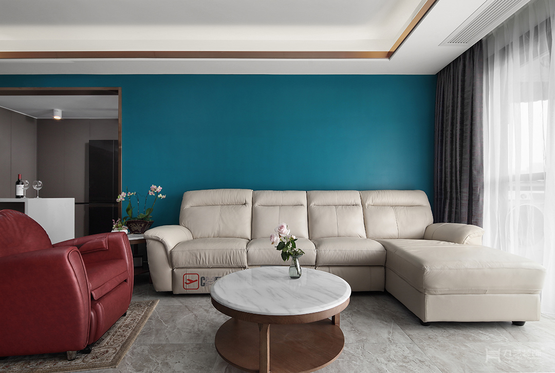 沙发背景墙上的深海蓝极具现代感