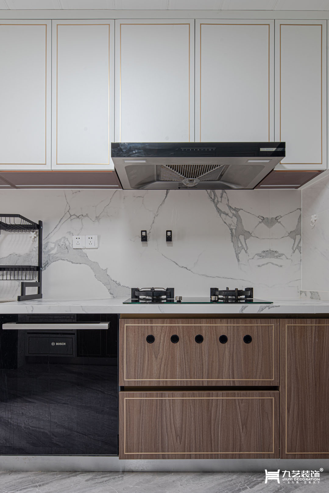 木纹橱柜和金丝镶边的搭配轻奢而内敛厨房