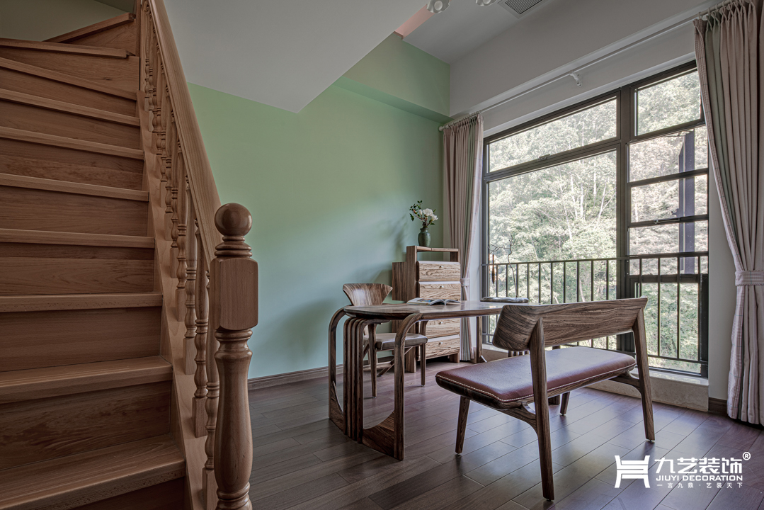 避开人多嘈杂的书房