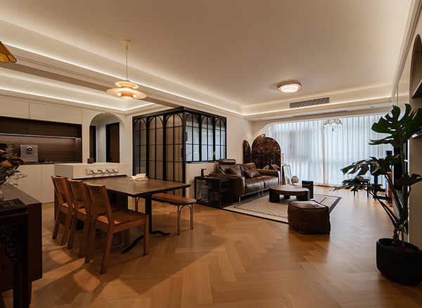 132㎡的温馨居所：中古风的温柔与光影交织