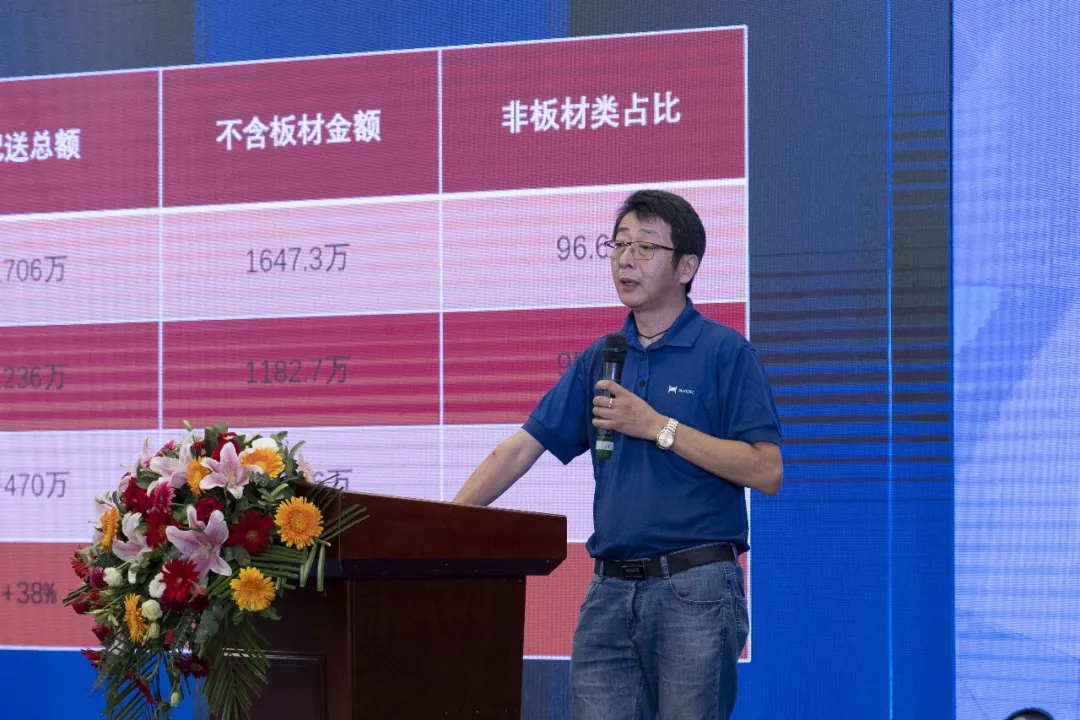 听取九艺材料配送中心工作汇报