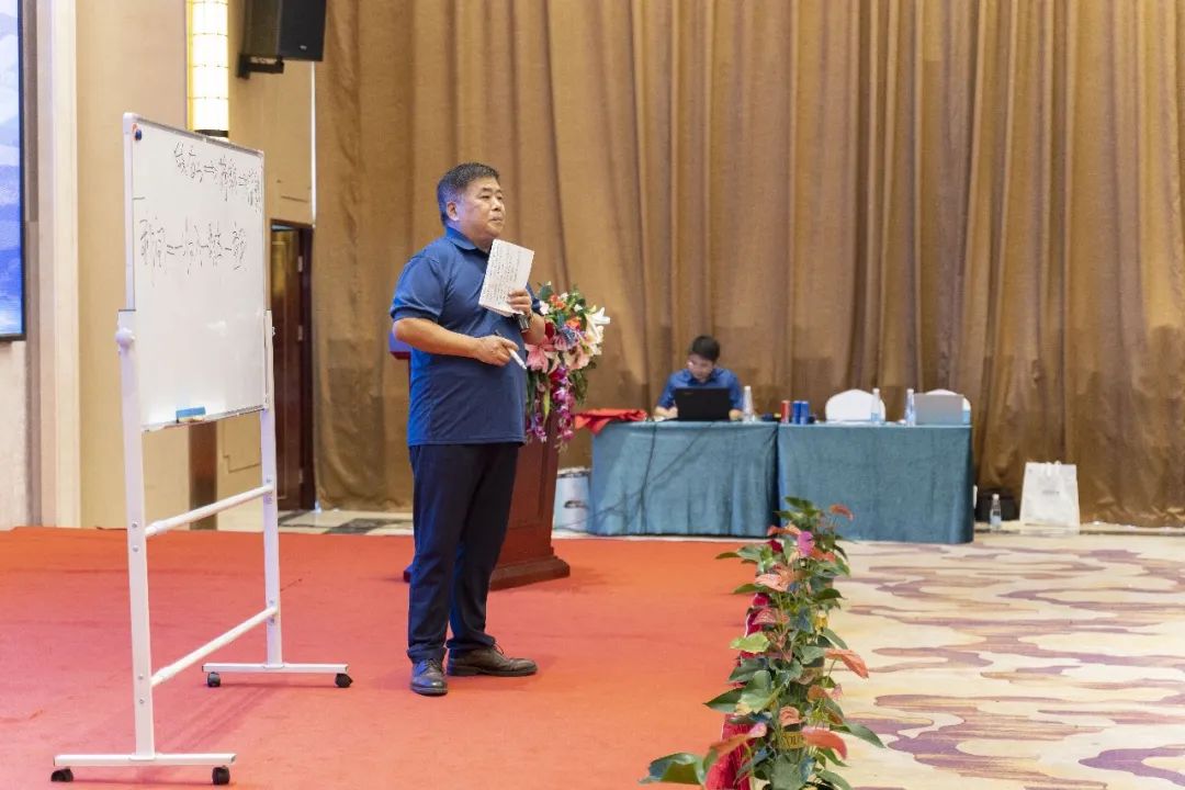 艺邦集团管委会领导     黄  平