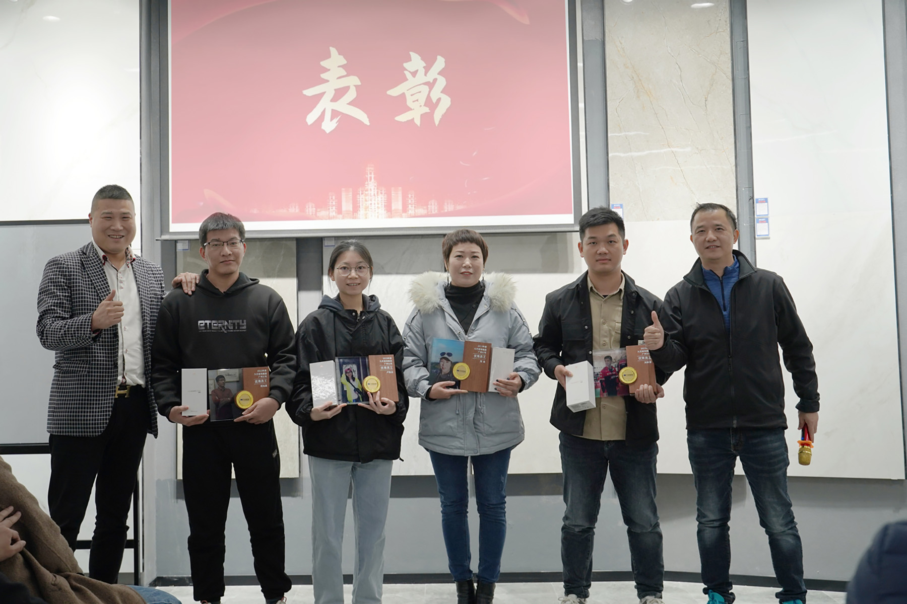 营销及新媒体部门优秀员工与领导合影留念