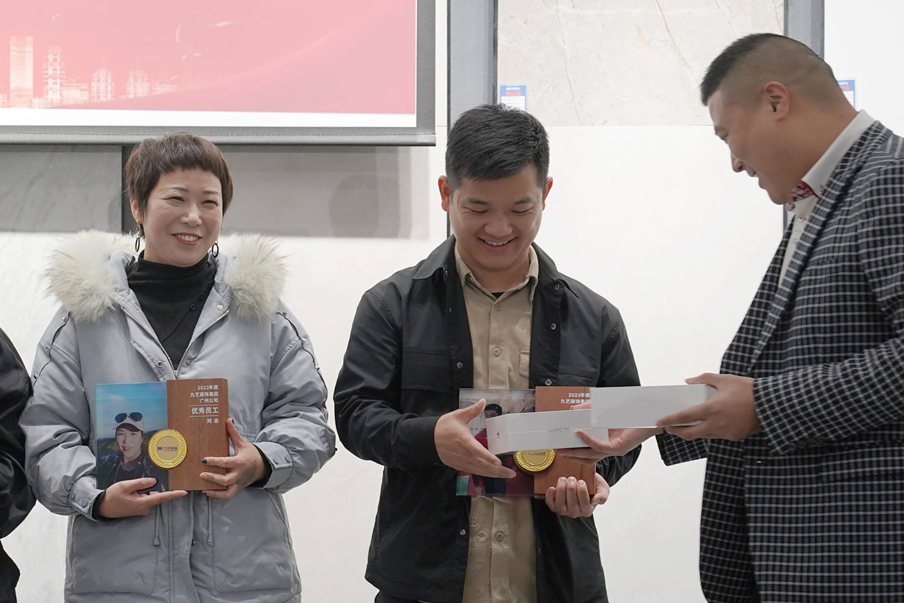 刘经理为营销部及新媒体部优秀员工颁奖