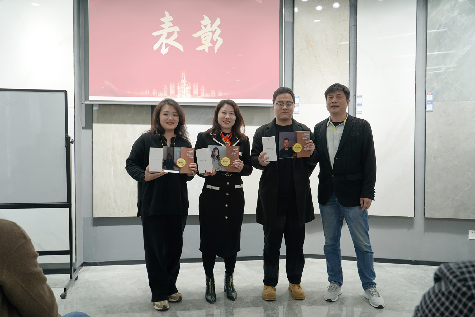 设计部优秀员工与唐总监合影留念