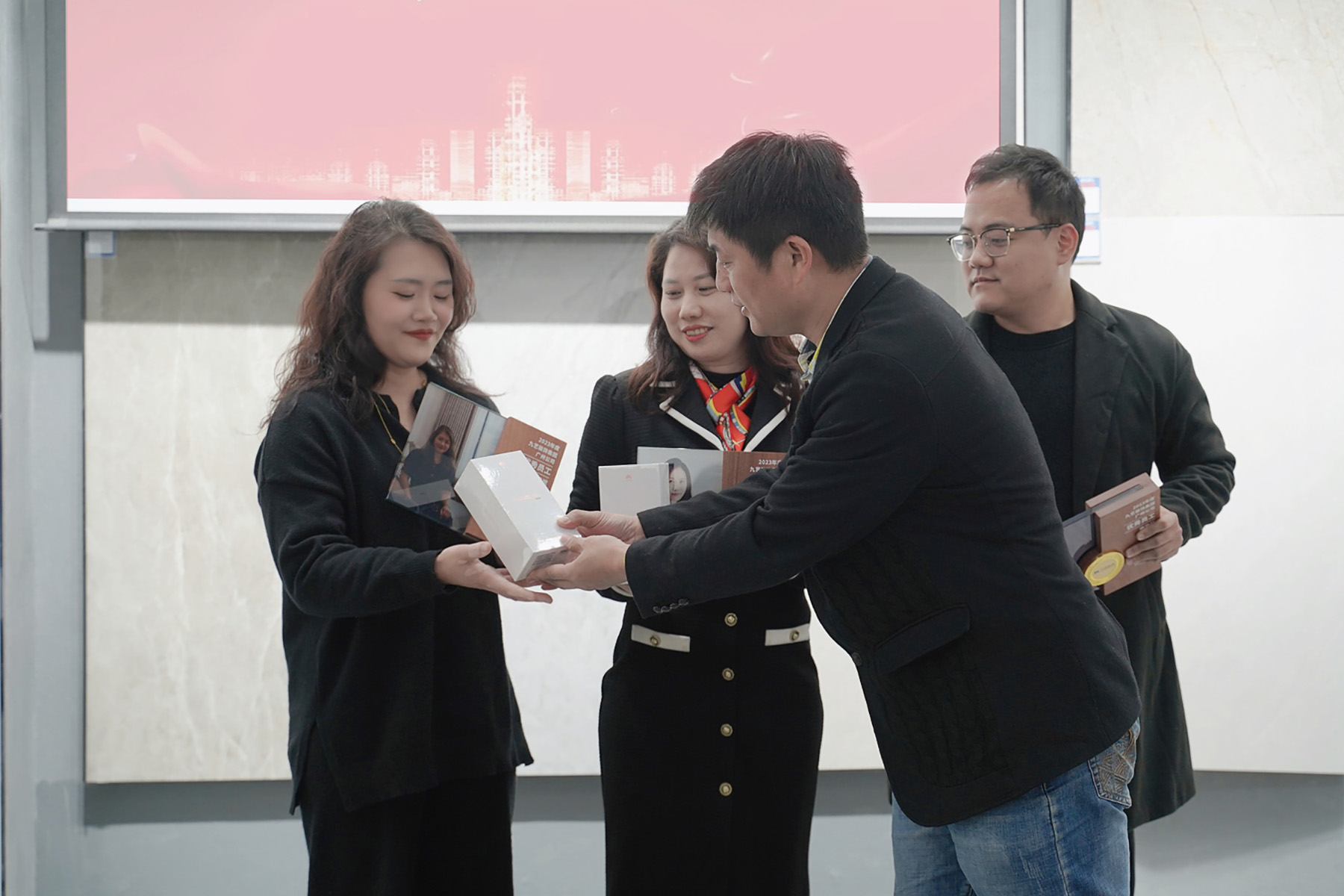 唐总监为设计部优秀员工颁奖