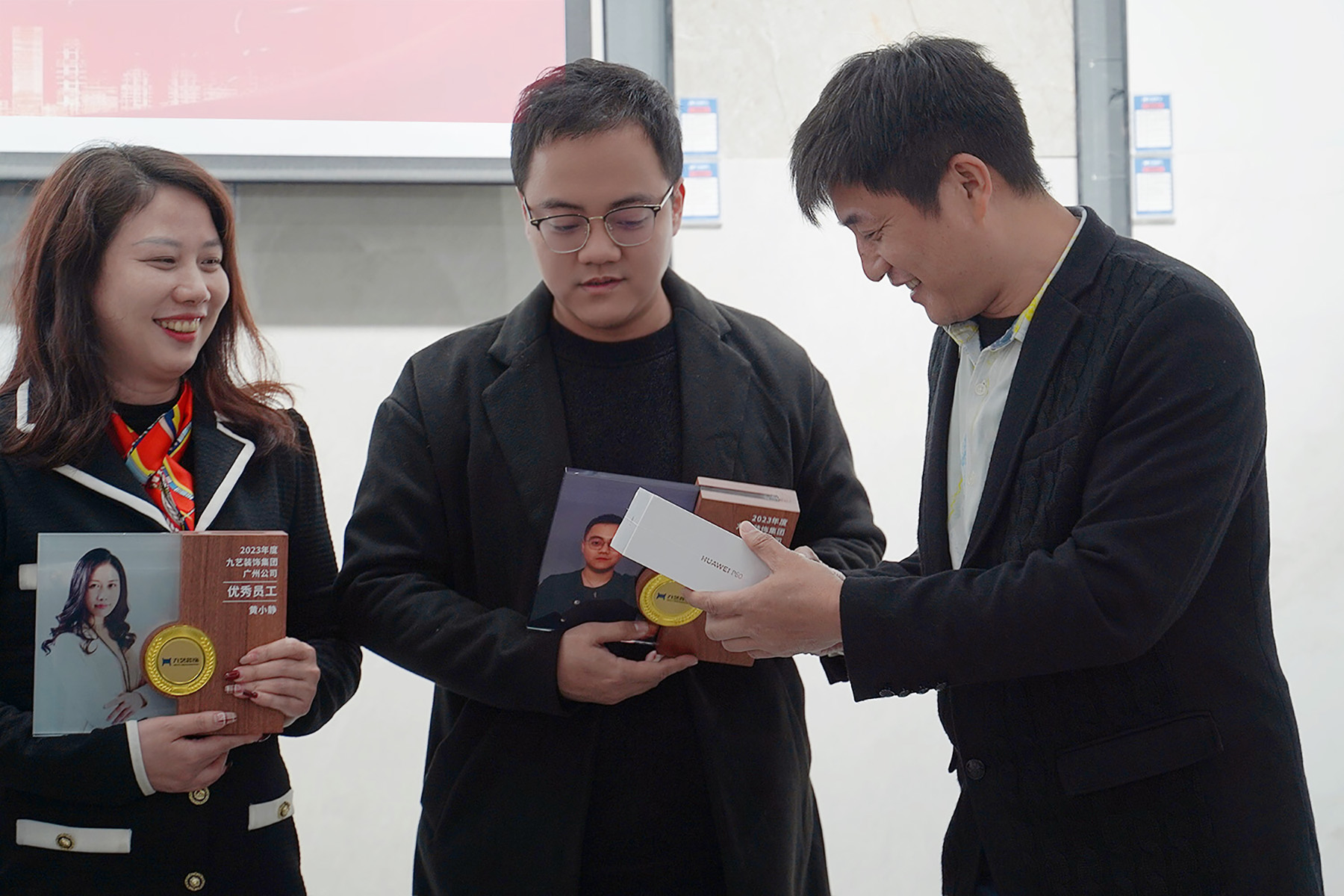 唐总监为设计部优秀员工颁奖